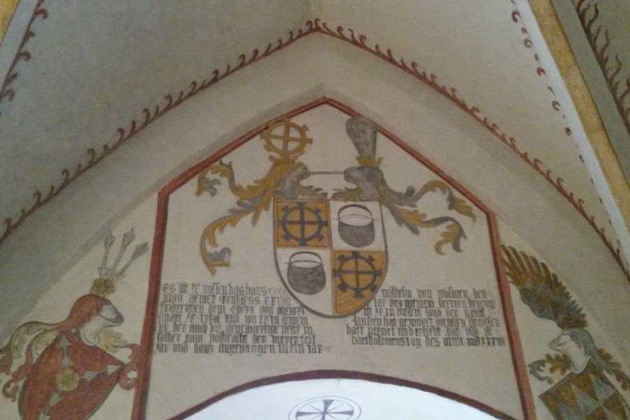Rückwand Kapelle - Wappen des Hans Wilhelm von Mülinen mit Inschrift