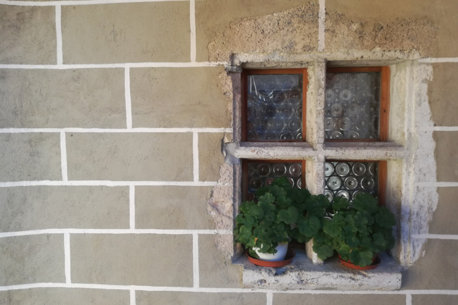 Renovierte Fassade mit Steinkreuz-Fenster